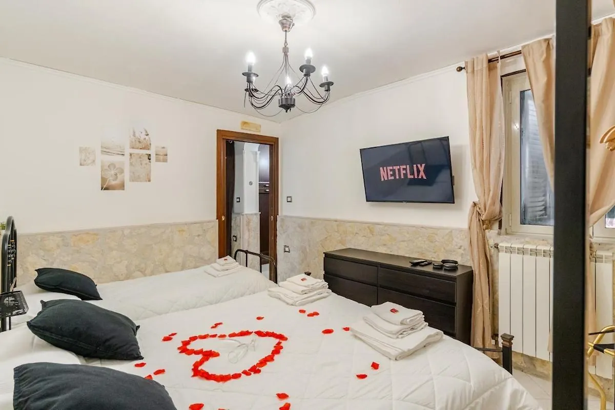 Apartment Centro Storico, B&B, Terrazza, Doccia Idromassaggio Naples
